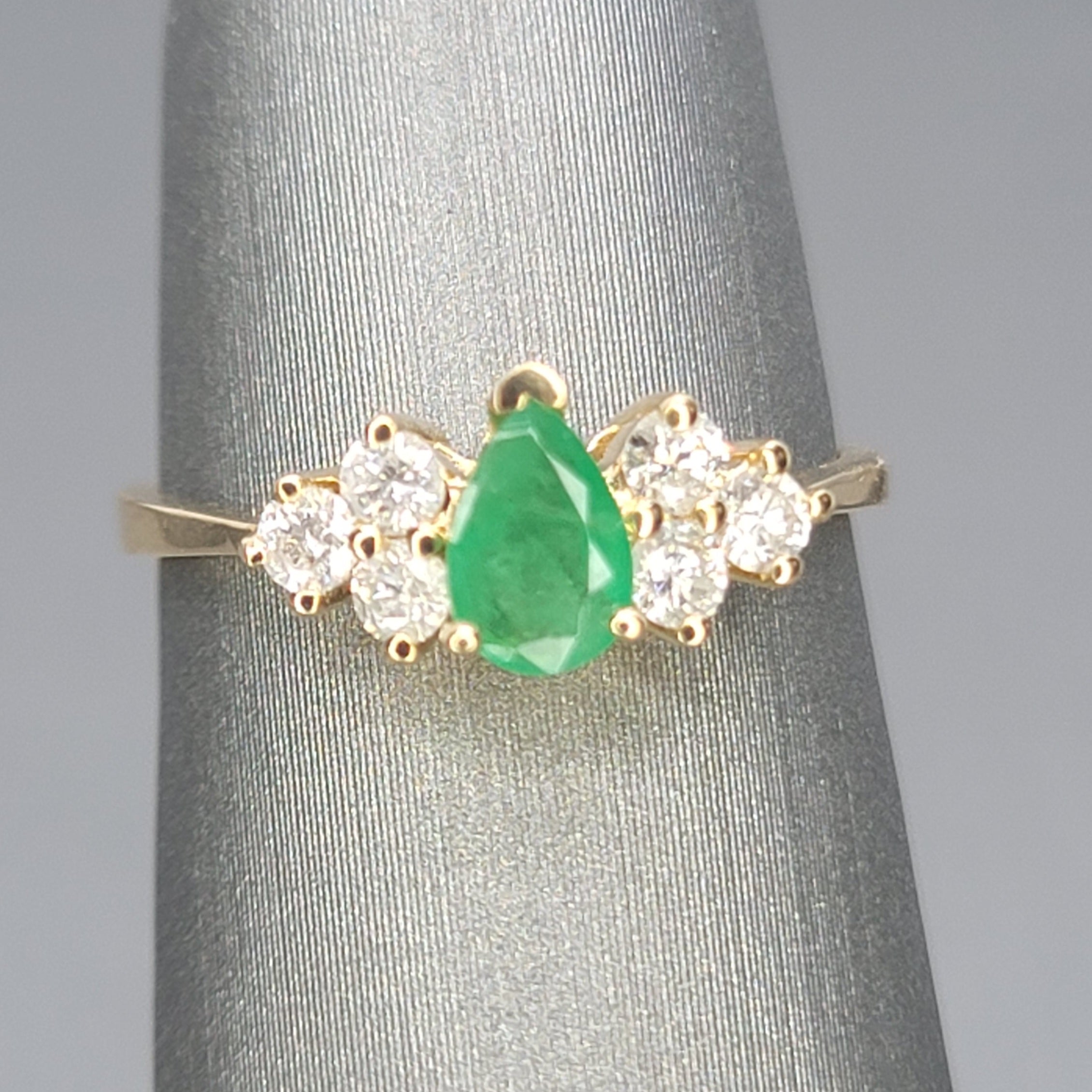 Colombian Emerald & Diamond Ring - 18kt Gold