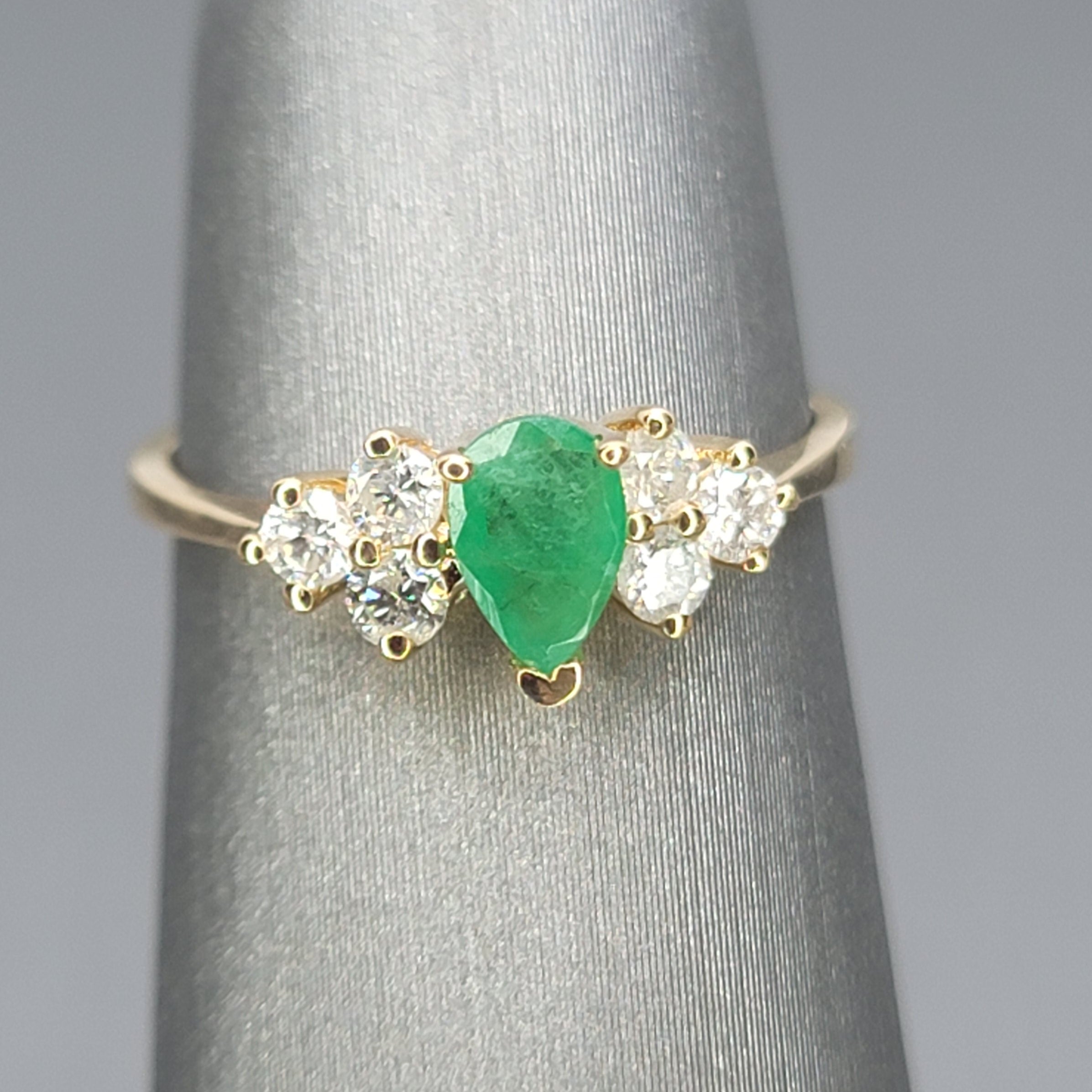 Colombian Emerald & Diamond Ring - 18kt Gold